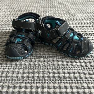 Infant Sz 21 (Size 5) Apakowa Soft Sole Close Toe Sport Beach Sandals